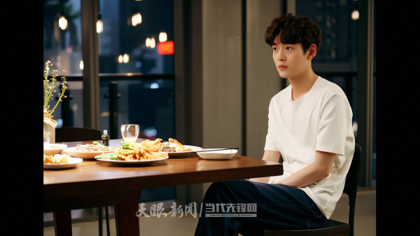 天盈配 【天眼问医】面对美食难以自控？3招科学抑制进食冲动：喝水、嚼糖、闻气味