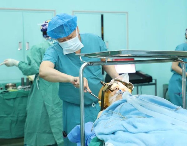 贝思盈配资 突破！青岛西海岸第二医院神经外科成功实施首例Ommaya囊植入术，精准狙击脑膜恶性肿瘤