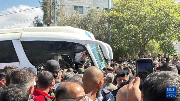 众合资本 现场直击丨“我只想拥抱家人”——80多名巴勒斯坦被囚人员获释